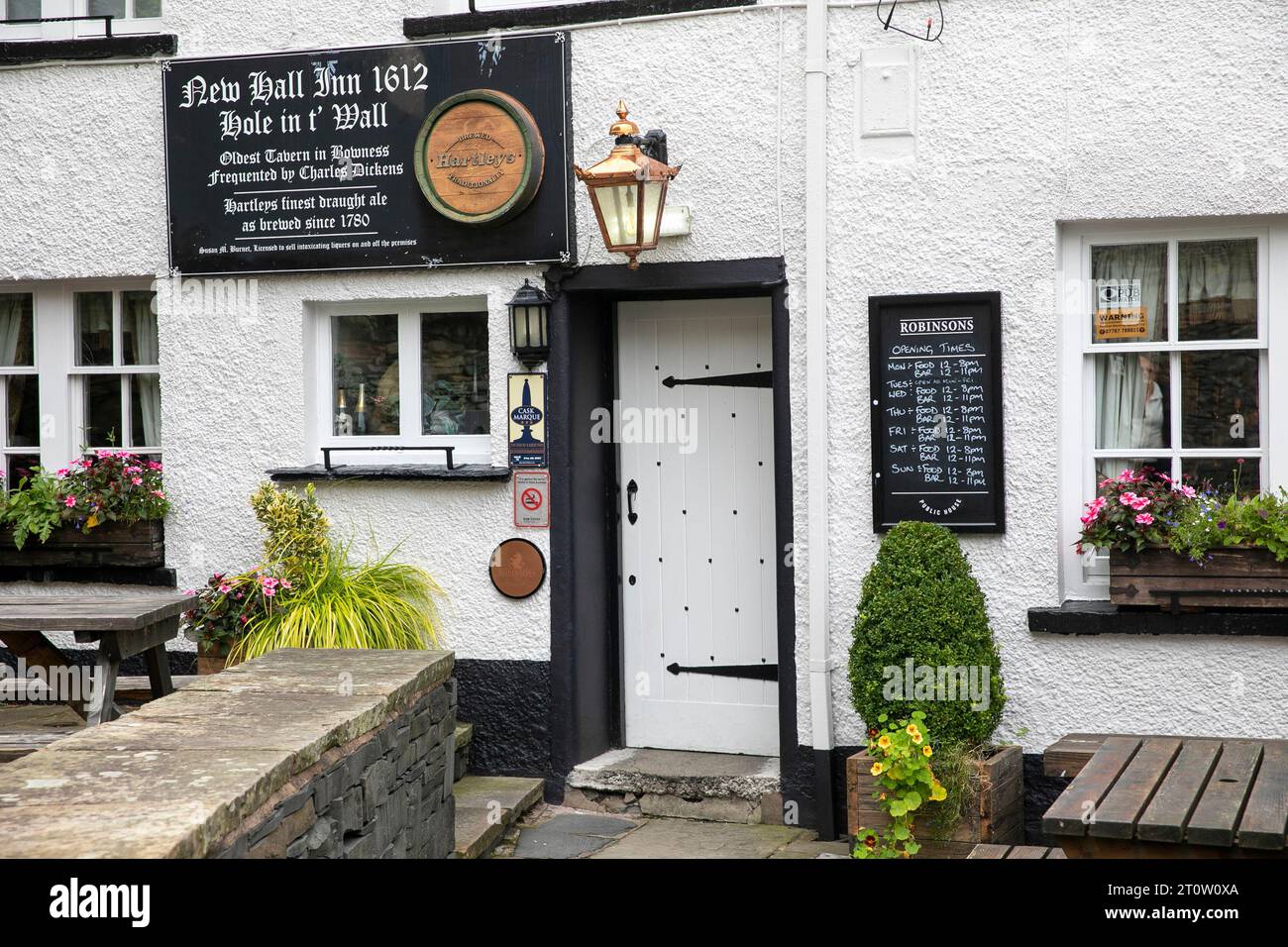 Hole in t' Wall 17th Century pub maison publique sur Bowness on Windermere, Lake District National Park, Cumbria, Angleterre, Royaume-Uni prise en 2023 Banque D'Images