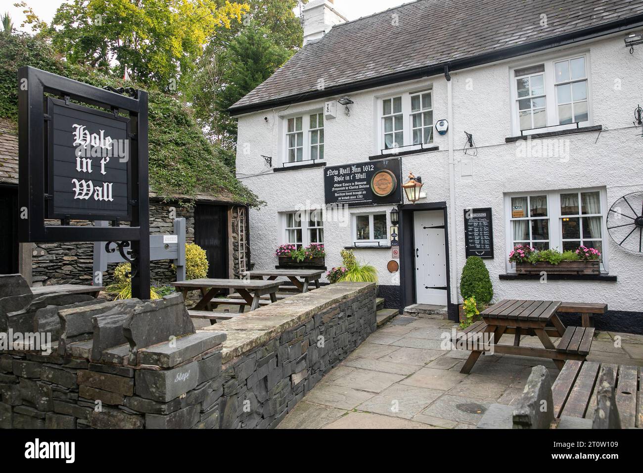Hole in t' Wall 17th Century pub maison publique sur Bowness on Windermere, Lake District National Park, Cumbria, Angleterre, Royaume-Uni prise en 2023 Banque D'Images