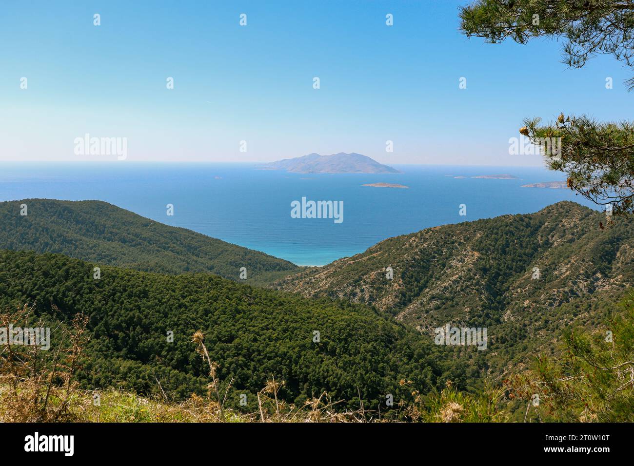 Vue côtière d'une île Makri, l'une des Echinades, dans le groupe des îles Ioniennes vu de l'île de Rhodes Banque D'Images