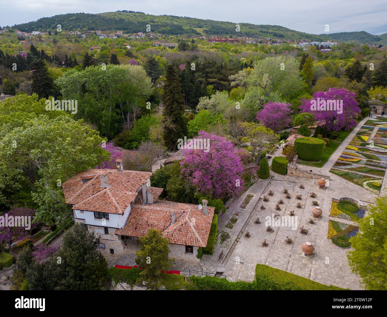 Vue aérienne de dessus du palais niché dans le jardin botanique de Balchik, Bulgarie. Ce monument historique est un témoignage de la fusion de différents c Banque D'Images