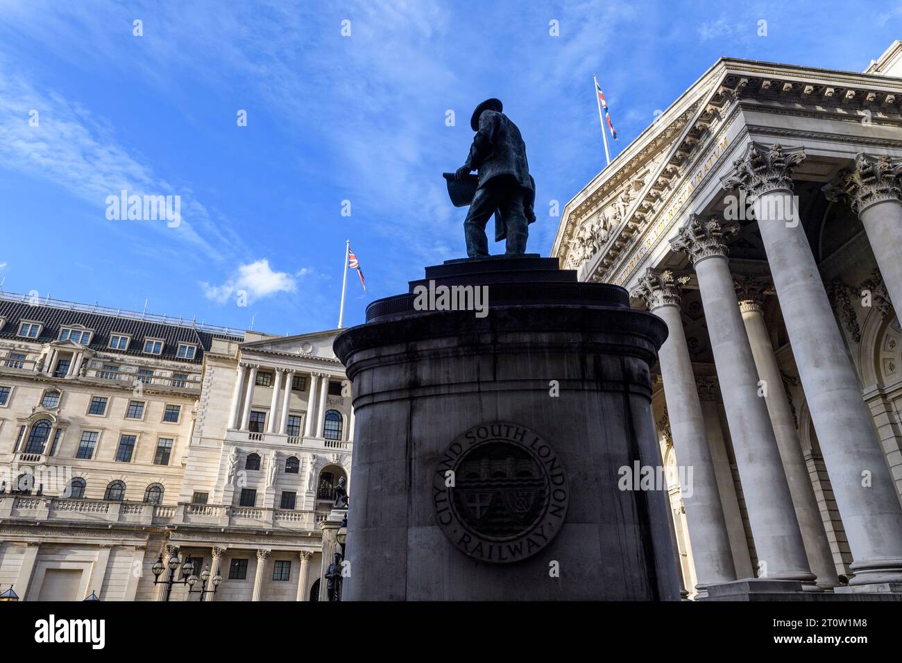 La statue de James Henry Greathead se dresse sur une île de circulation au milieu de Cornhill, en face de la Banque d'Angleterre et de la Bourse royale. James Butl Banque D'Images