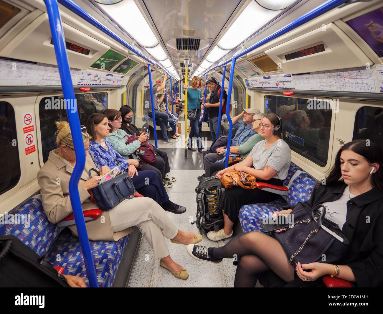 Personnes voyageant dans un train de métro de Londres, Royaume-Uni Banque D'Images