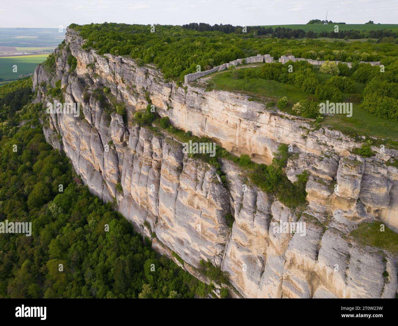 Vue aérienne panoramique du plateau de Madara, où l'emblématique Madara Rider est finement sculpté. Découvrez le riche patrimoine et les merveilles naturelles de la Bulgarie Banque D'Images