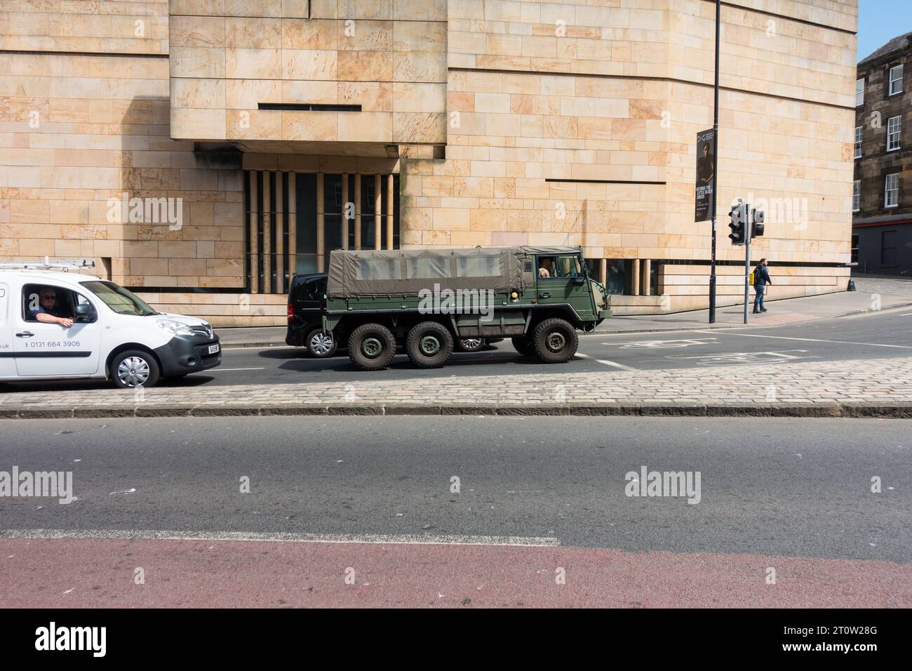 Véhicule militaire passant devant le Musée national d'Écosse, Édimbourg, Écosse, Royaume-Uni. Banque D'Images