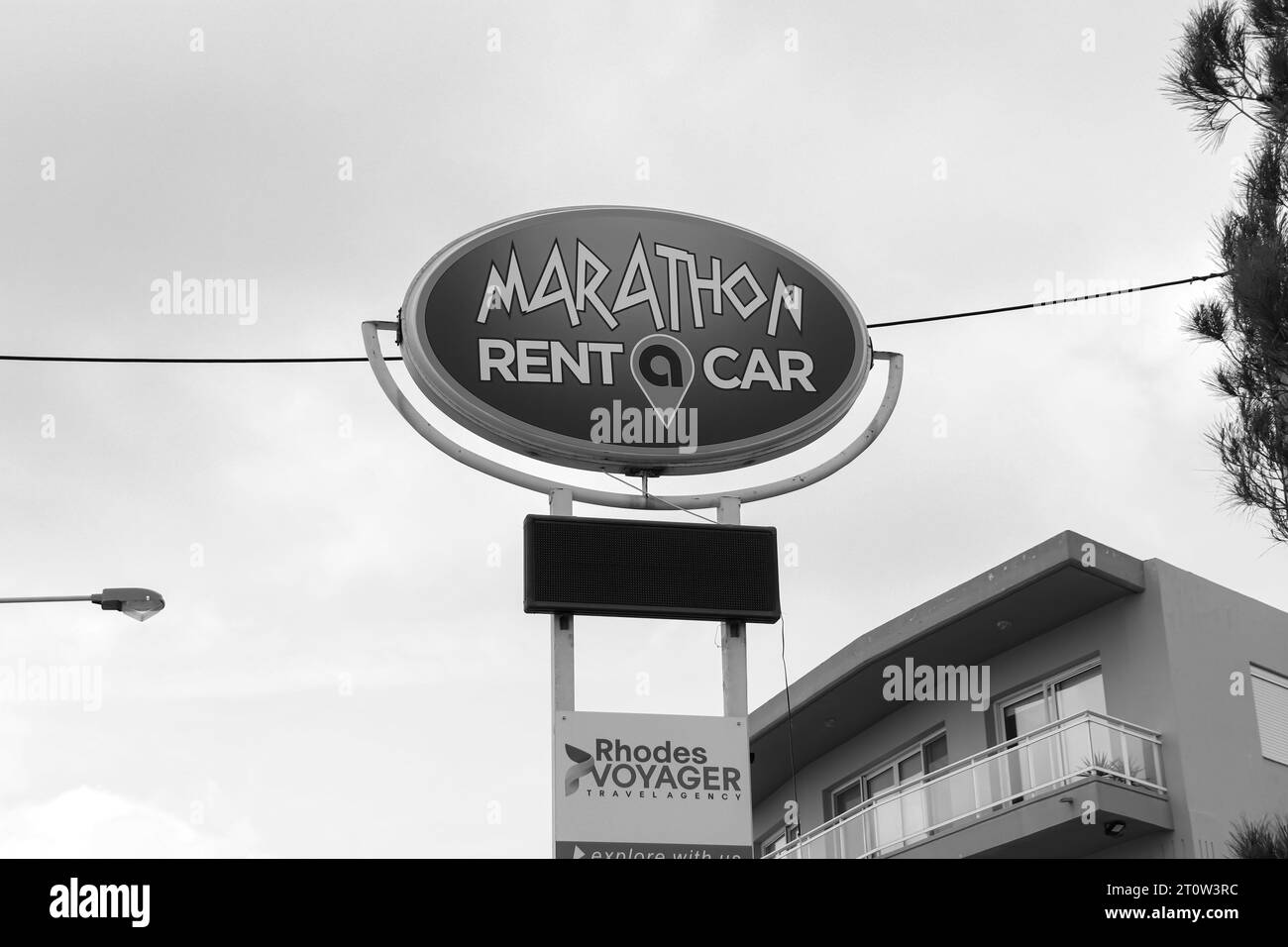 Panneau de bureau commercial Marathon Rent a car informant les touristes de l'emplacement du magasin en noir et blanc Banque D'Images Panneau de bureau commercial Marathon Rent a car informant les touristes de l'emplacement du magasin en noir et blanc Banque D'Images