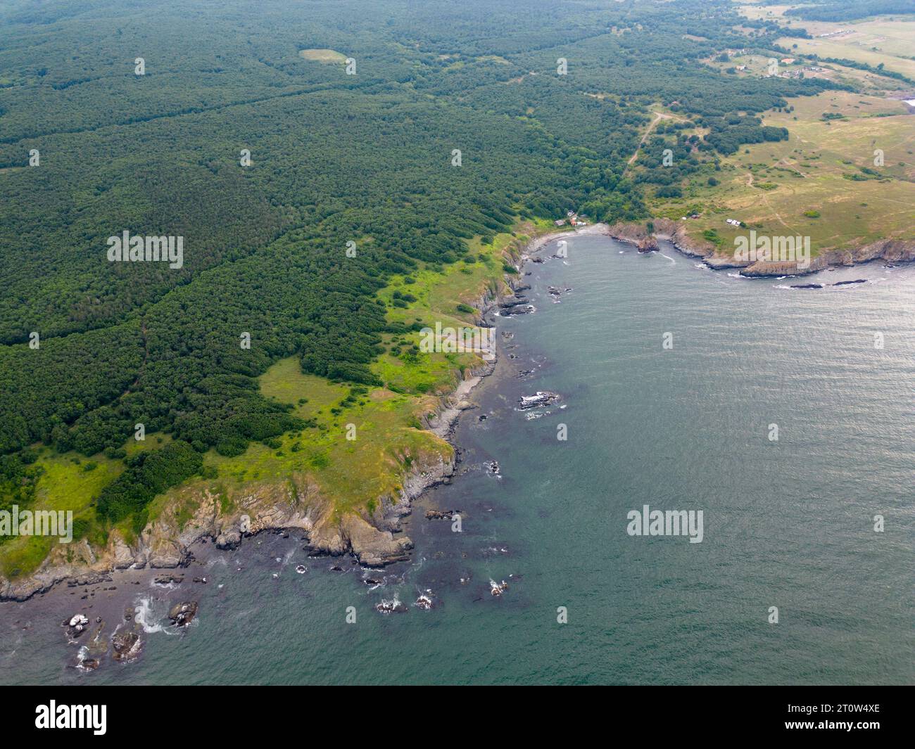Une vue aérienne de la côte rocheuse de la mer Noire dans le sud de la Bulgarie près de la ville de Sinemorets, mettant en valeur sa beauté sauvage et sa splendeur côtière. Banque D'Images