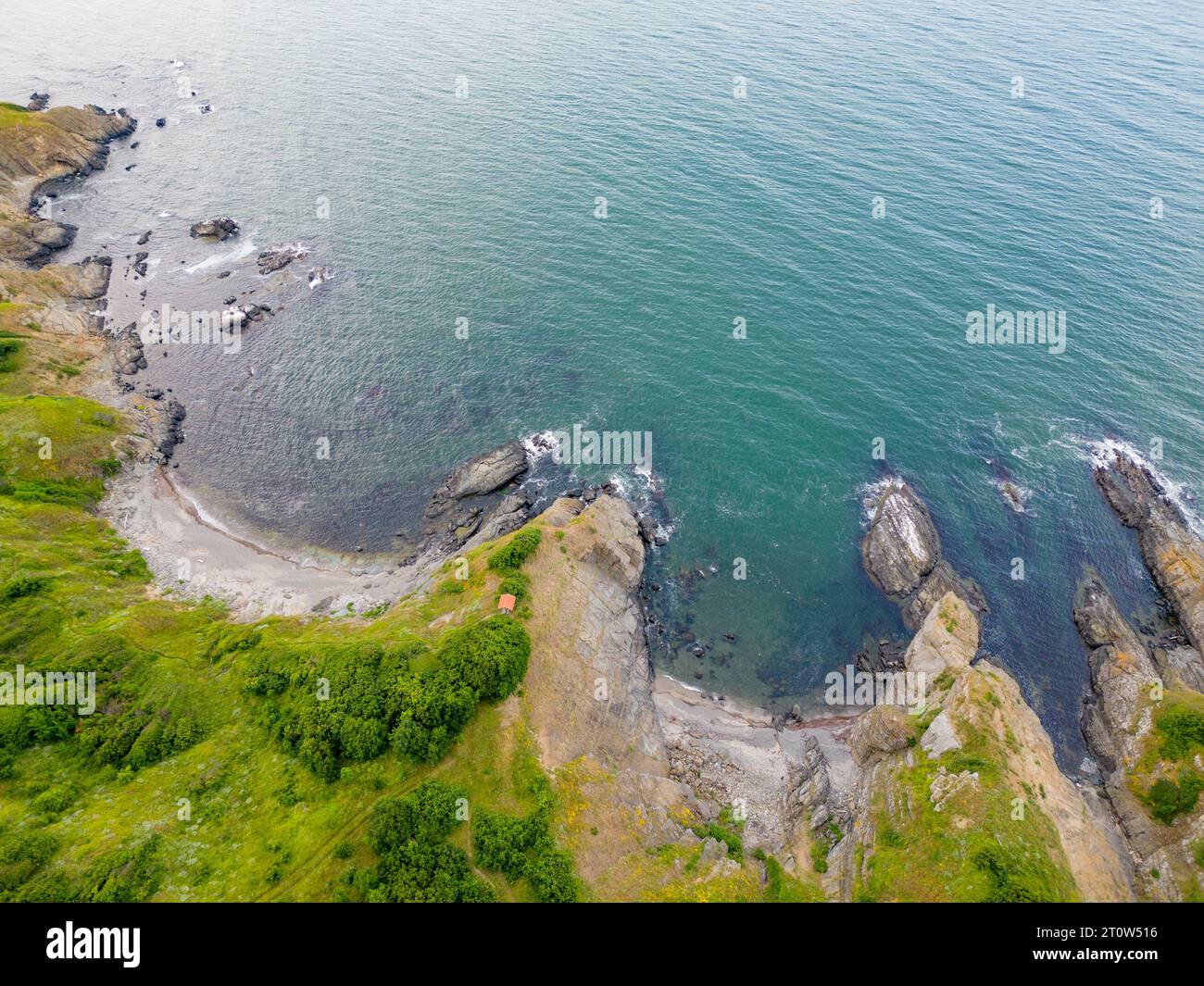 Une vue aérienne de la côte rocheuse de la mer Noire dans le sud de la Bulgarie près de la ville de Sinemorets, mettant en valeur sa beauté sauvage et sa splendeur côtière. Banque D'Images