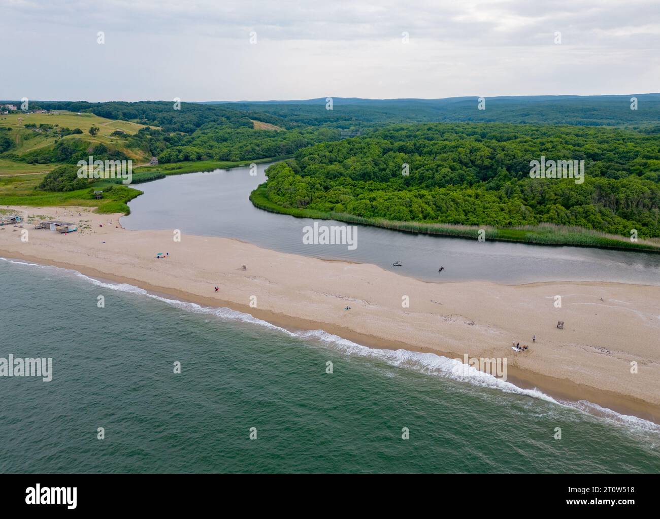 Une vue aérienne de la côte rocheuse de la mer Noire dans le sud de la Bulgarie près de la ville de Sinemorets, mettant en valeur sa beauté sauvage et sa splendeur côtière. Banque D'Images
