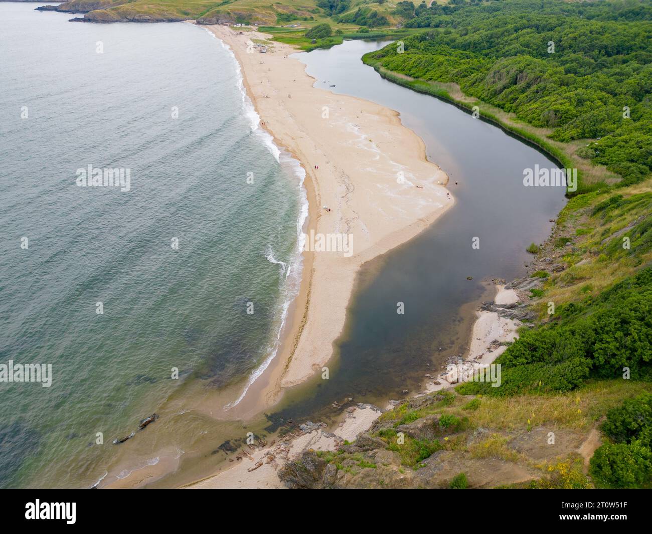 Une vue aérienne de la côte rocheuse de la mer Noire dans le sud de la Bulgarie près de la ville de Sinemorets, mettant en valeur sa beauté sauvage et sa splendeur côtière. Banque D'Images