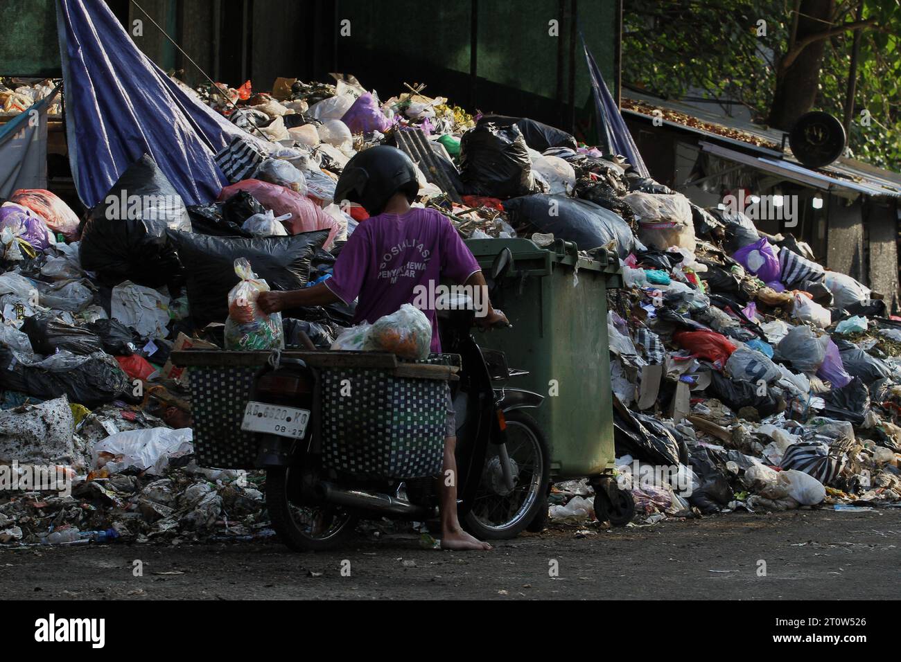 9 octobre 2023, Yogyakarta, région spéciale de Yogyakarta, Indonésie : un homme jette des ordures sur le bord de la route à Yogyakarta. (Image de crédit : © Angga Budhiyanto/ZUMA Press Wire) USAGE ÉDITORIAL SEULEMENT! Non destiné à UN USAGE commercial ! Banque D'Images