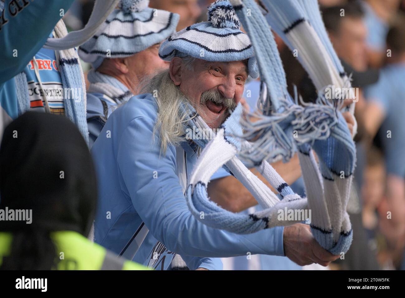 Les Mad Hatters célèbrent un but du Coventry City FC à la CBS Arena. Banque D'Images