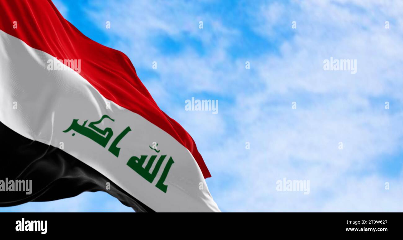 Drapeau national de la République d'Irak brandissant par temps clair. Trois bandes horizontales rouges, blanches et noires avec un texte Takbir vert. rendu d'illustration 3d. Banque D'Images