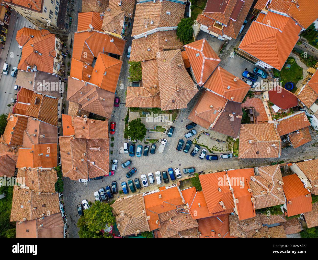 Une vue aérienne de Veliko Tarnovo révèle une ville bulgare riche en histoire et culture, avec ses beaux bâtiments, ses rues et ses collines pittoresques. Banque D'Images