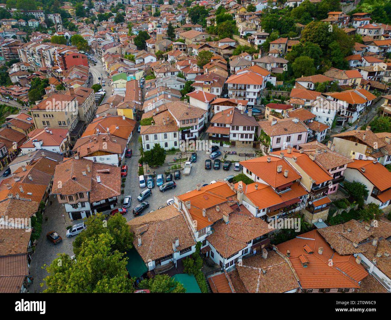 Une vue aérienne de Veliko Tarnovo révèle une ville bulgare riche en histoire et culture, avec ses beaux bâtiments, ses rues et ses collines pittoresques. Banque D'Images