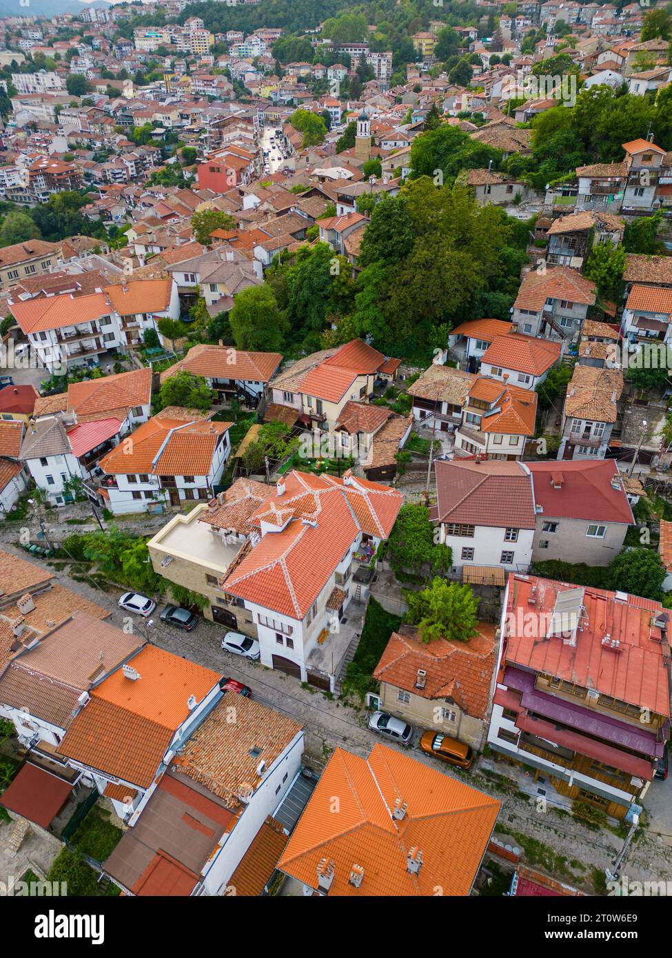 Une vue aérienne de Veliko Tarnovo révèle une ville bulgare riche en histoire et culture, avec ses beaux bâtiments, ses rues et ses collines pittoresques. Banque D'Images