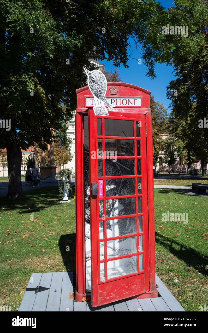 Plus petite galerie du monde, une cabine téléphonique anglaise a été installée dans le parc central de la ville par un expatrié pour servir de galerie d’art, Vinkovci, EAS Banque D'Images