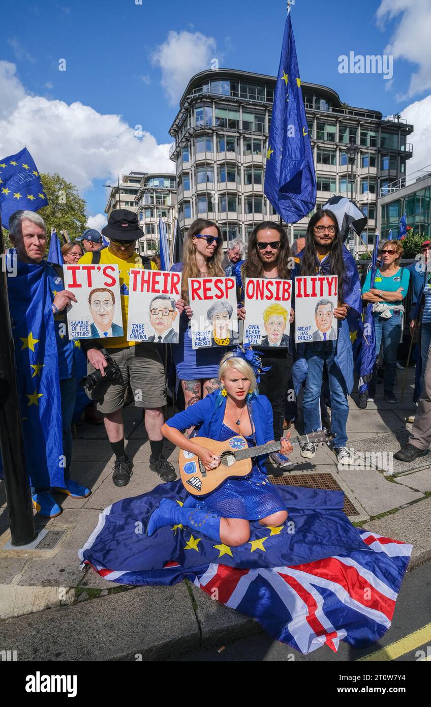 Londres, Royaume-Uni. 23 septembre 2023. Des partisans pro-UE brandissent des pancartes de protestation lors du rassemblement anti-Brexit National Rejoin March à Londres, appelant le Royaume-Uni à rejoindre l'Union européenne. Banque D'Images