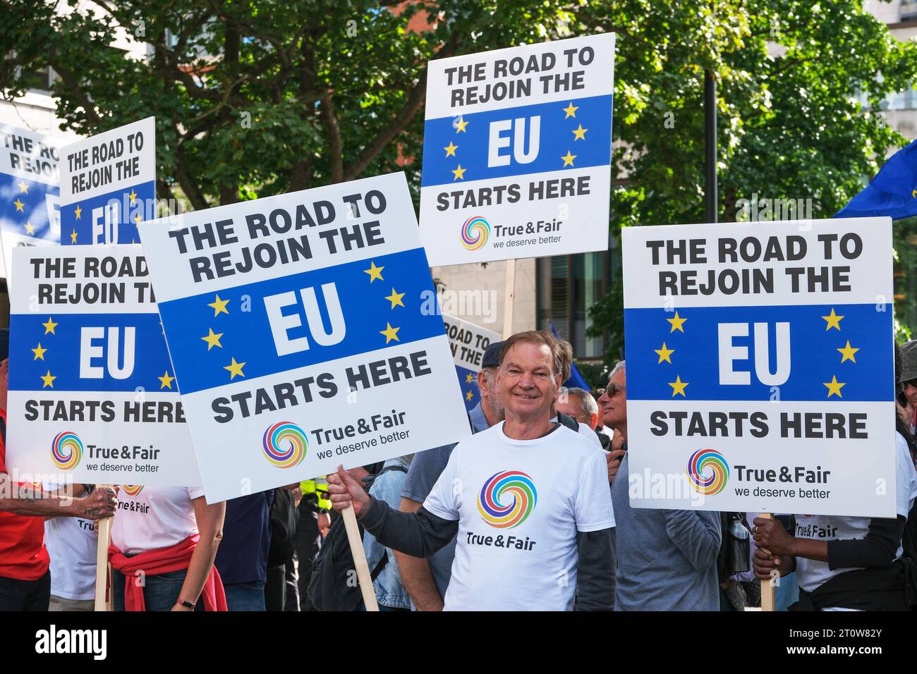 Londres, Royaume-Uni. 23 septembre 2023. Des partisans pro-UE brandissent des pancartes de protestation lors du rassemblement anti-Brexit National Rejoin March à Londres, appelant le Royaume-Uni à rejoindre l'Union européenne. Banque D'Images