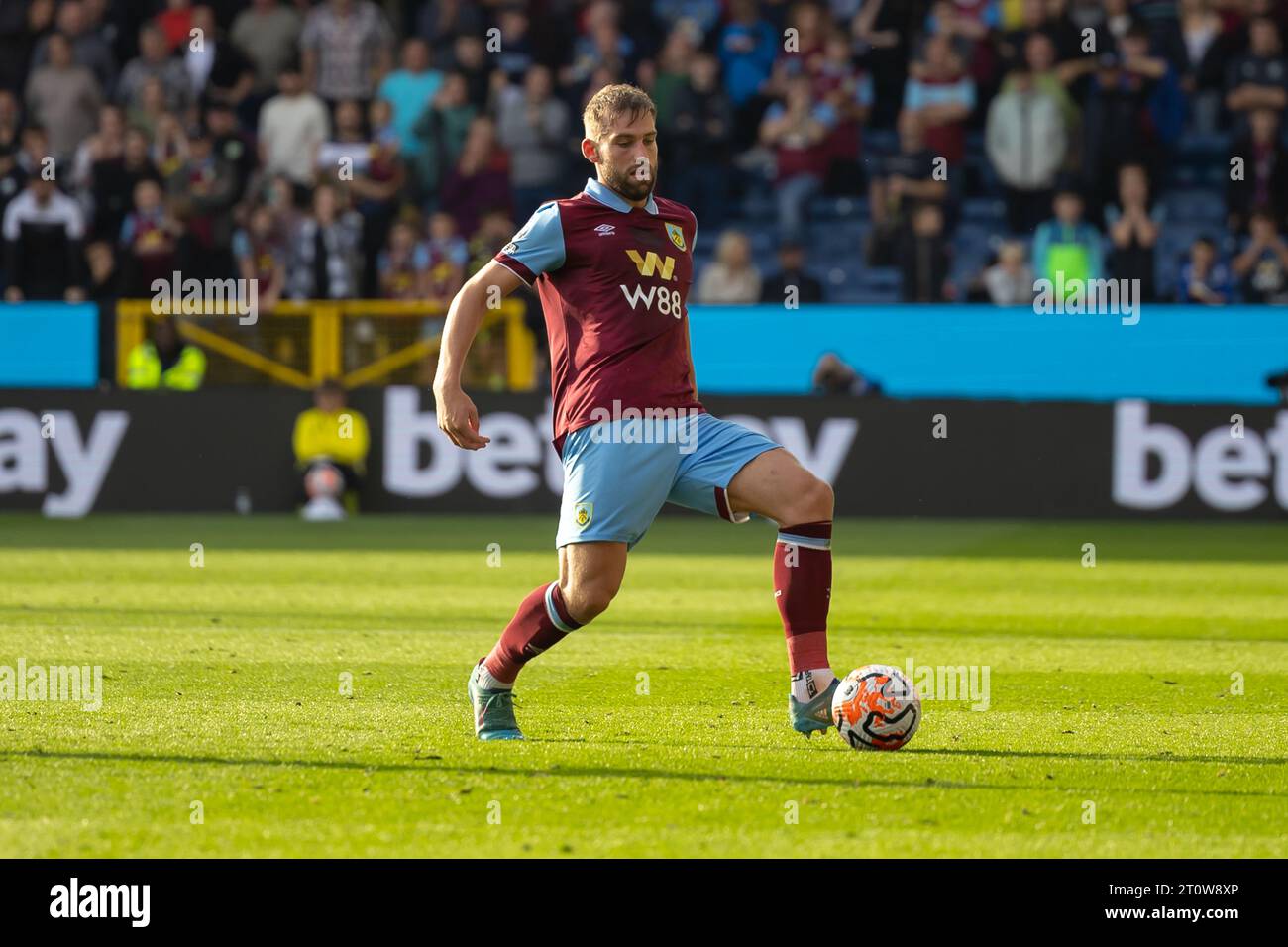 Charlie Taylor en action lors du Burnley FC vs Chelsea FC en Premier League au Turf Moor, Burnley le samedi 7 octobre 2023 Banque D'Images