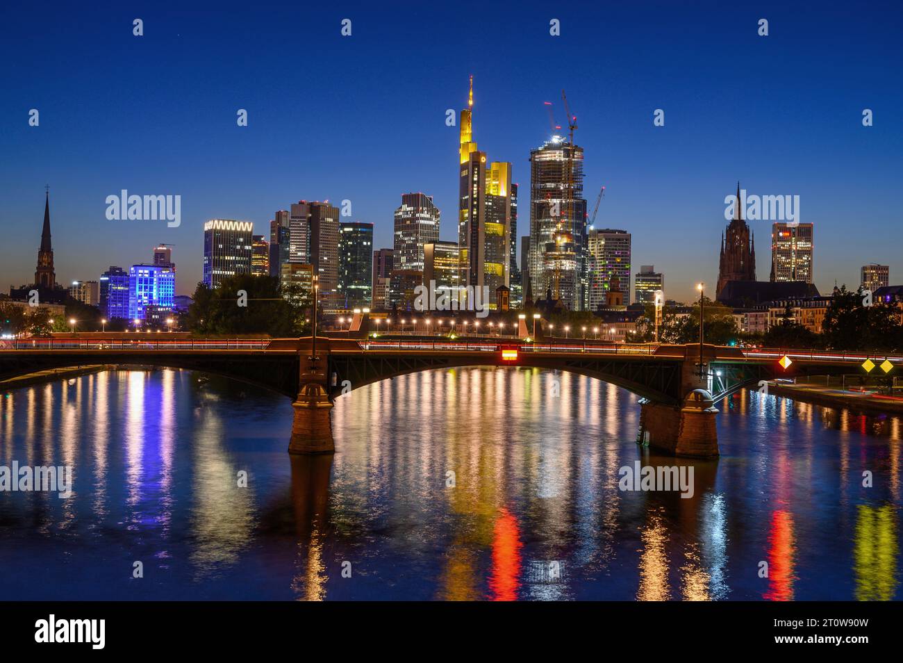 Skyline Frankfurt Blaue Stunde Banque D'Images
