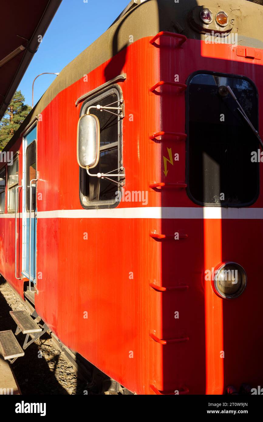 Locomotive de train vintage rouge stationnée dans une gare. Banque D'Images