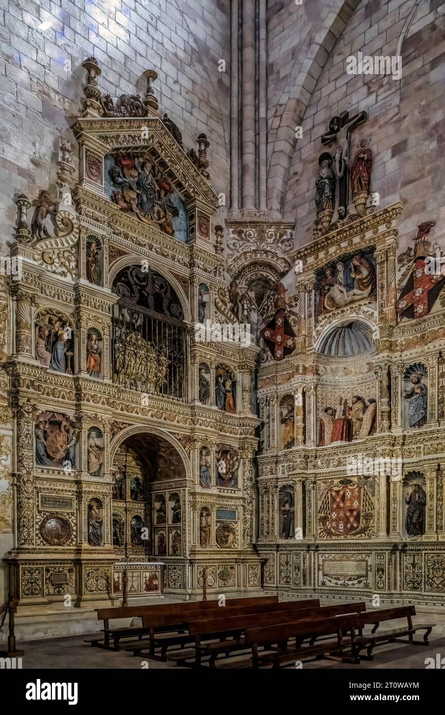 Retable, autel et tombeau de Santa Librada, vierge et martyr dans le transept de la cathédrale de Santa Maria la Mayor dans la ville de Sigüenza, Espagne Banque D'Images