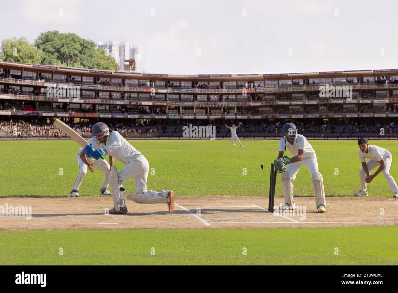 Batsman a trébuché par Wicket Keeper pendant un match de cricket dans le stade Banque D'Images