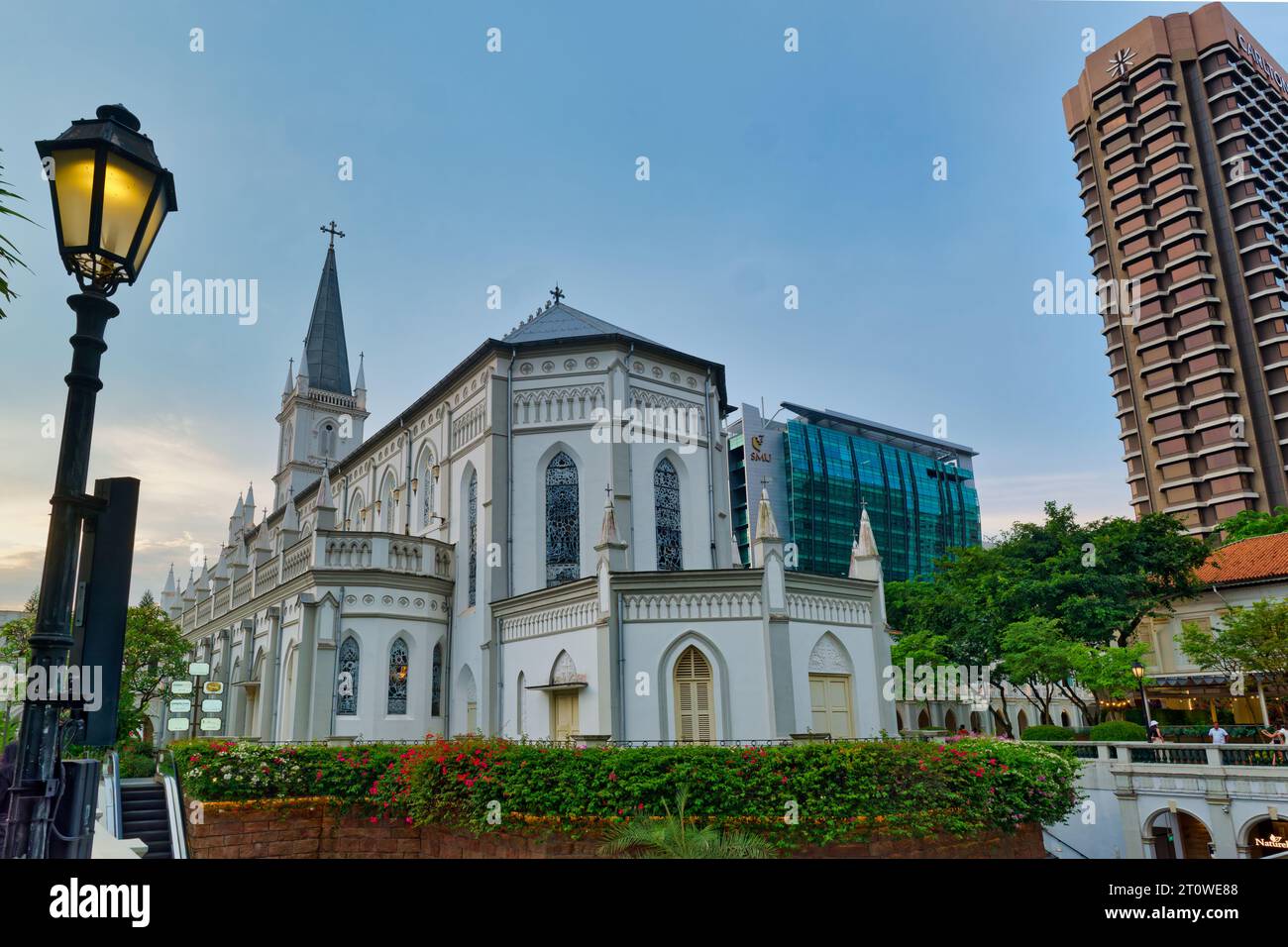 La soirée tombe sur CHIJMES, un restaurant et un bar dans le quartier de bras Basah, Singapour, anciennement le couvent de l'enfant Jésus Banque D'Images