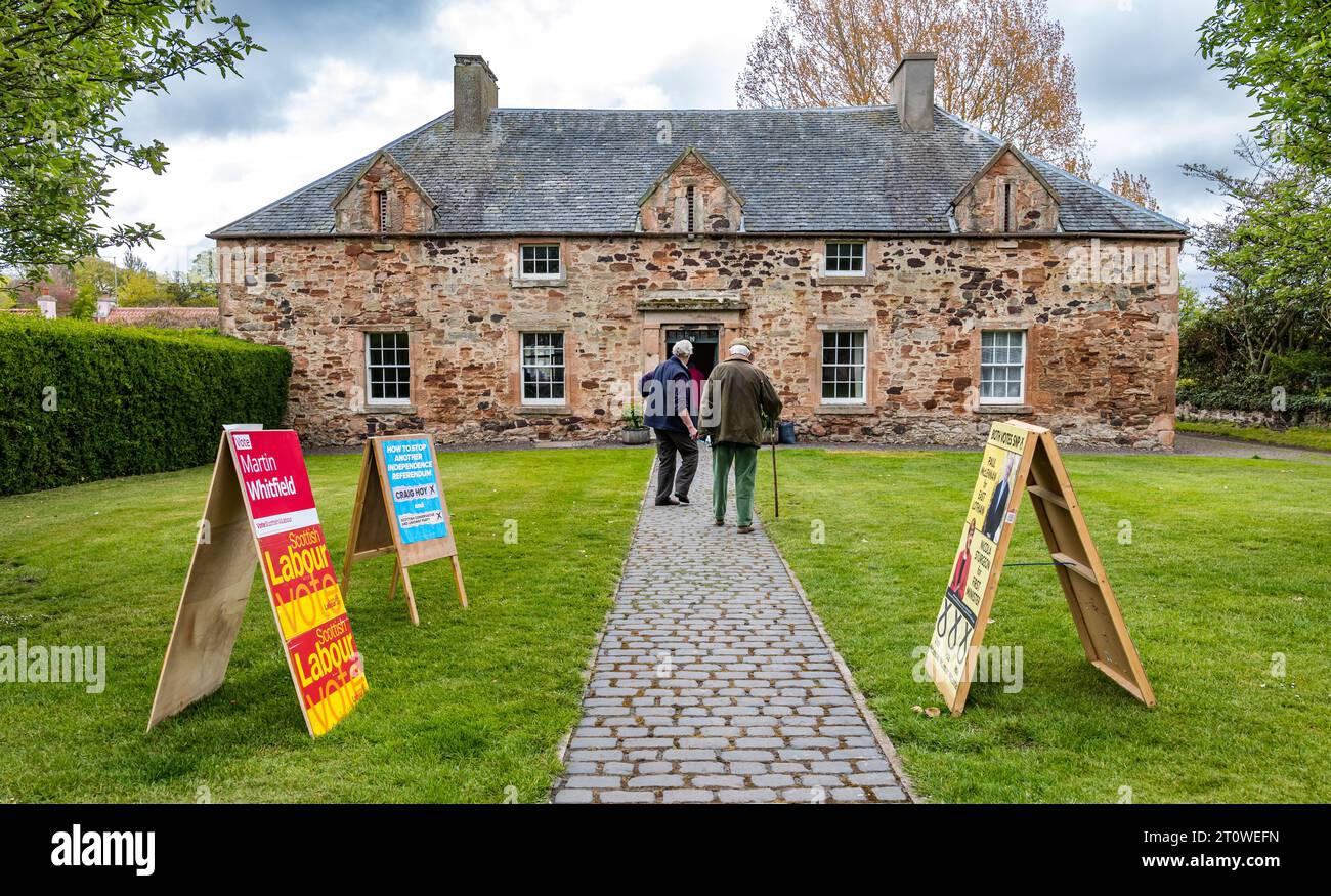 Électeurs se rendant dans un bureau de vote dans le village de Tyninghame le jour du scrutin, élection écossaise 2021, East Lothian, Écosse, Royaume-Uni Banque D'Images