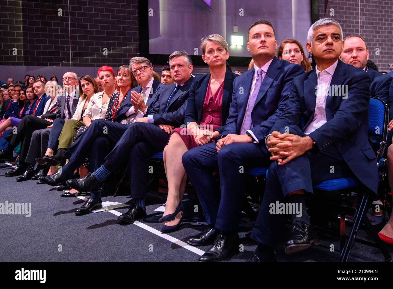 Londres, Royaume-Uni. 9 octobre 2023. Les députés travaillistes, dont (de gauche à droite) Liz Kendall, Louise Haigh, JO Stevens, Peter Mandelson, Jonathan Ashworth, Yvette Cooper, Wes Streeting et le maire de Londres Sadiq Khan regardent le discours de Rachel Reeves lors de la Conférence du Parti travailliste à Liverpool. Le crédit photo devrait être : Matt Crossick/Empics/Alamy Live News Banque D'Images