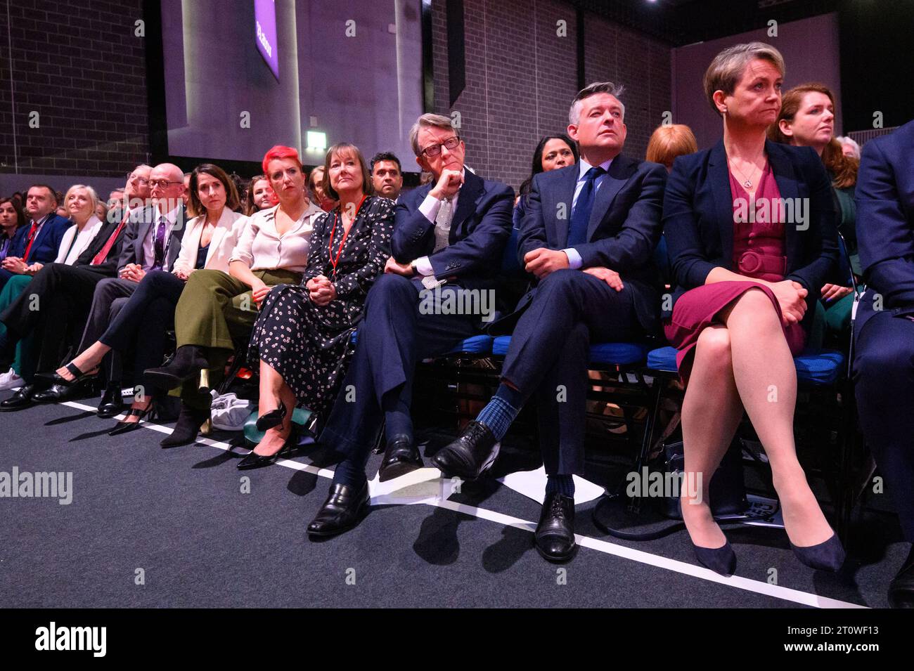 Londres, Royaume-Uni. 9 octobre 2023. Les députés travaillistes, dont (de gauche à droite) Liz Kendall, Louise Haigh, JO Stevens, Peter Mandelson, Jonathan Ashworth, Yvette Cooper, Wes Streeting et le maire de Londres Sadiq Khan regardent le discours de Rachel Reeves lors de la Conférence du Parti travailliste à Liverpool. Le crédit photo devrait être : Matt Crossick/Empics/Alamy Live News Banque D'Images