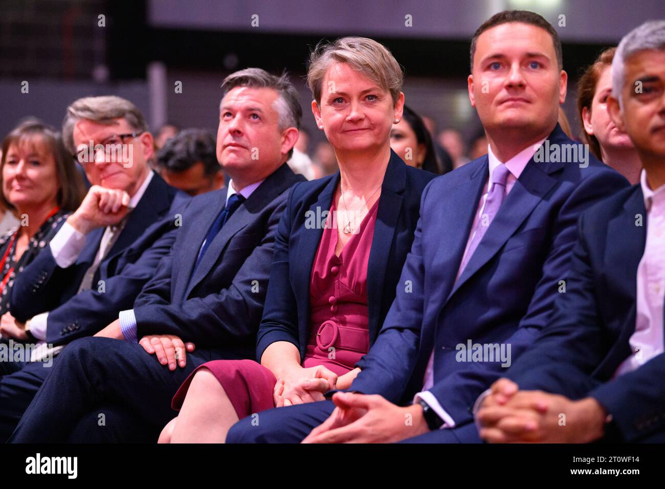 Londres, Royaume-Uni. 9 octobre 2023. Les députés travaillistes, dont (de gauche à droite) Peter Mandelson, Jonathan Ashworth, Yvette Cooper et Wes Streeting, regardent le discours de Rachel Reeves lors de la conférence du parti travailliste à Liverpool. Le crédit photo devrait être : Matt Crossick/Empics/Alamy Live News Banque D'Images