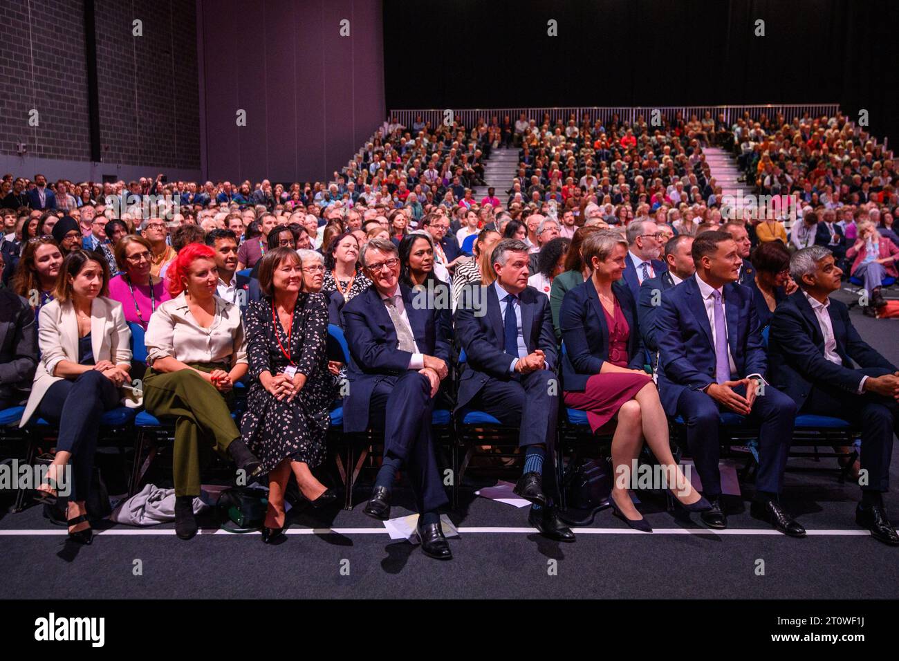 Londres, Royaume-Uni. 9 octobre 2023. Les députés travaillistes, dont (de gauche à droite) Liz Kendall, Louise Haigh, JO Stevens, Peter Mandelson, Jonathan Ashworth, Yvette Cooper, Wes Streeting et le maire de Londres Sadiq Khan regardent le discours de Rachel Reeves lors de la Conférence du Parti travailliste à Liverpool. Le crédit photo devrait être : Matt Crossick/Empics/Alamy Live News Banque D'Images