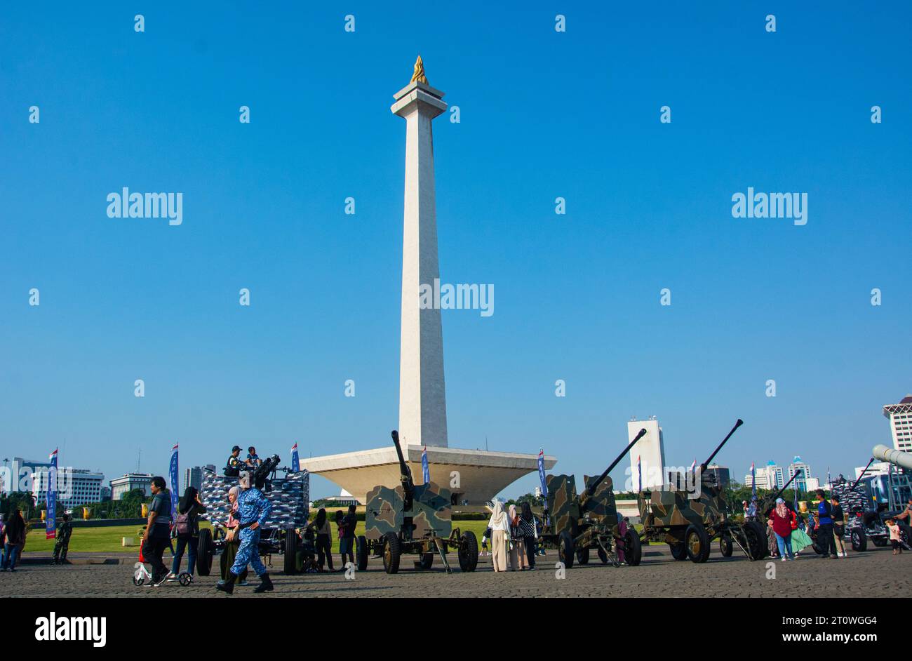 Défilé de véhicules de combat de l ' armée indonésienne au Monument national de Jakarta, en présence du peuple indonésien. Banque D'Images