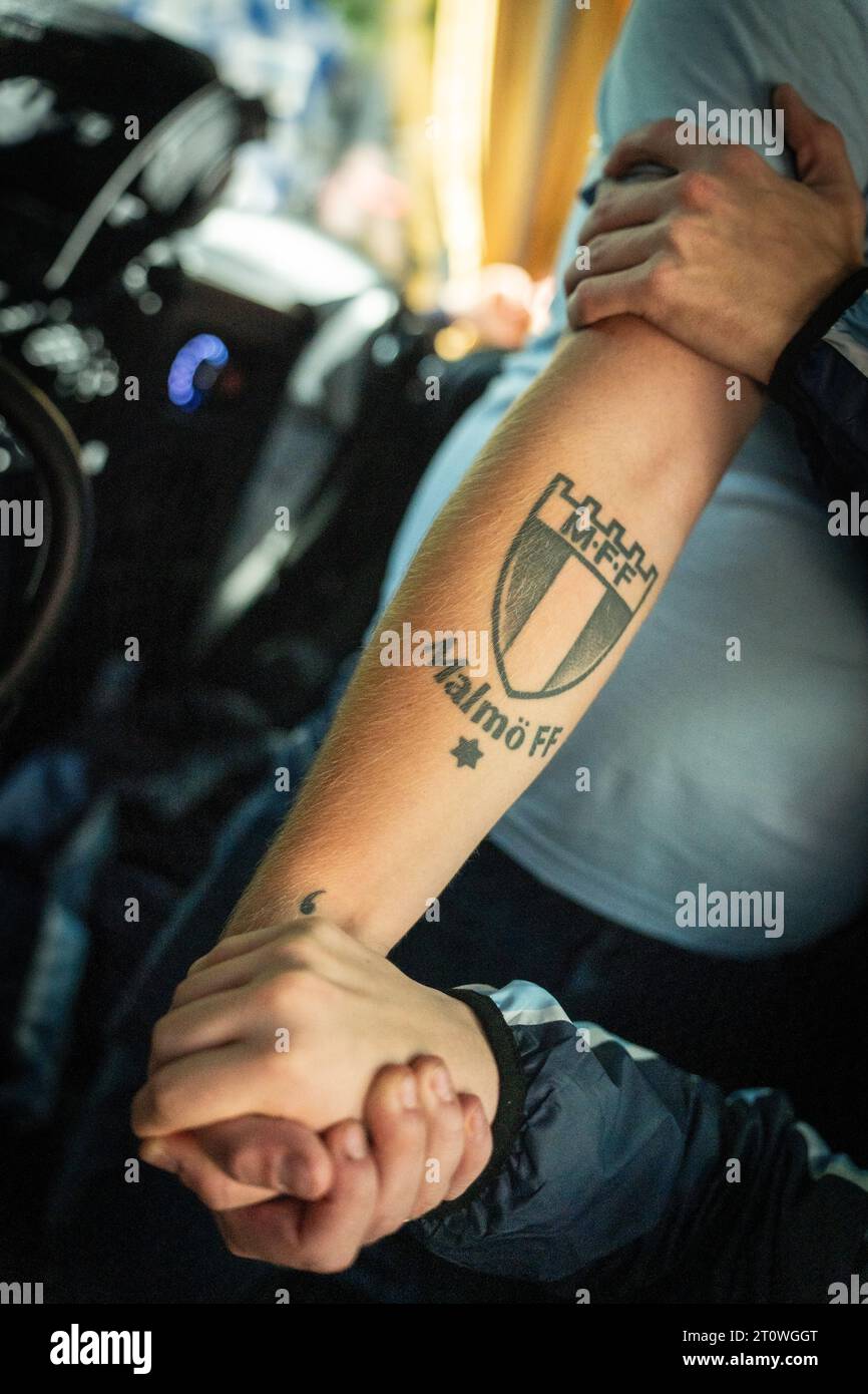 Kalmar, Suède. 08 octobre 2023. Un fan de football de Malmo FF montre son tatouage MFF avant le match Allsvenskan entre Kalmar FF et Malmo FF au Guldfaageln Arena de Kalmar. (Crédit photo : Gonzales photo - Joe Miller). Banque D'Images