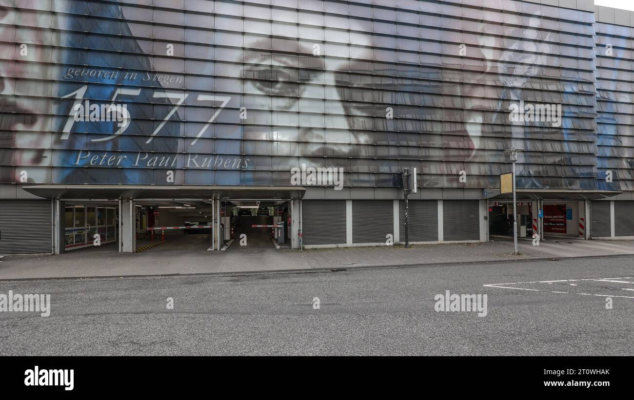 Architektur, die Front, Gebaeudefront Gebäudefront, Glasfront vom Parkhaus Apollotheater in Siegen Parkhaus am 09.10.2023 in Siegen/Deutschland. *** Architecture, la façade, façade du bâtiment, façade vitrée du parking Apollotheater à Siegen parking garage sur 09 10 2023 à Siegen Allemagne Banque D'Images