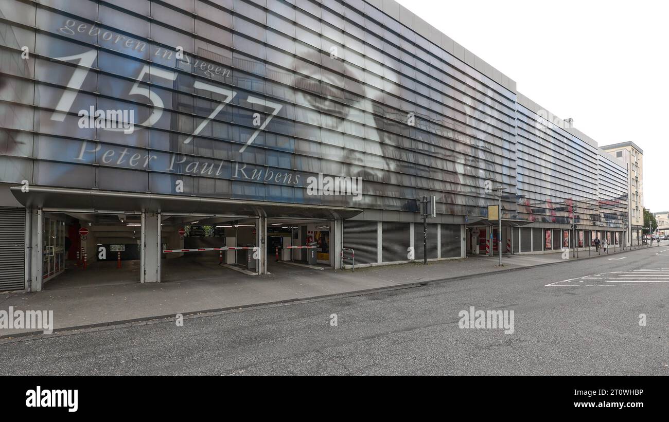 Architektur, die Front, Gebaeudefront Gebäudefront, Glasfront vom Parkhaus Apollotheater in Siegen Parkhaus am 09.10.2023 in Siegen/Deutschland. *** Architecture, la façade, façade du bâtiment, façade vitrée du parking Apollotheater à Siegen parking garage sur 09 10 2023 à Siegen Allemagne Banque D'Images