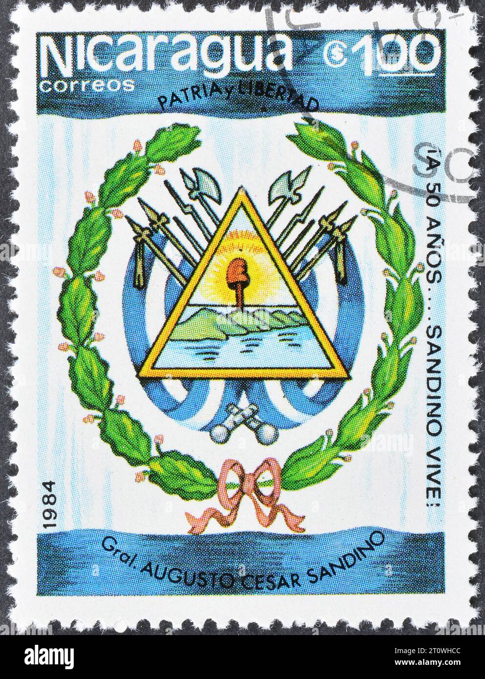 Timbre-poste annulé imprimé par le Nicaragua, qui montre des armes, Augusto César Sandino, 50e anniversaire de la mort, vers 1984. Banque D'Images