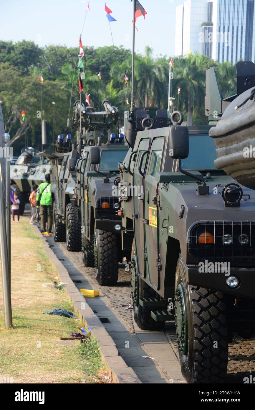 Défilé de véhicules de combat de l ' armée indonésienne au Monument national de Jakarta, en présence du peuple indonésien. Banque D'Images