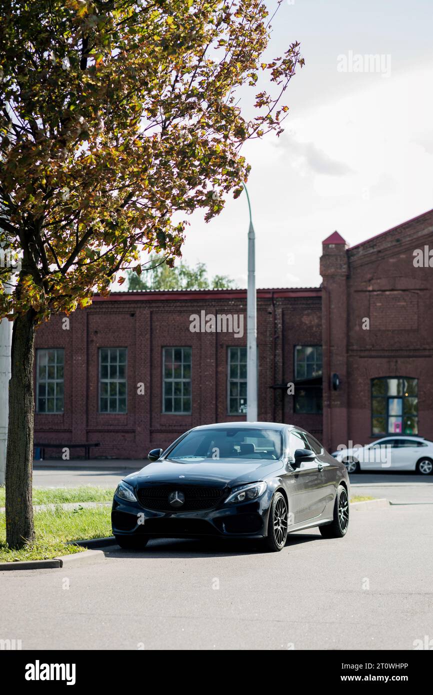 Minsk, Biélorussie, octobre 2023 - Mercedes Benz au parking. voiture chère Banque D'Images