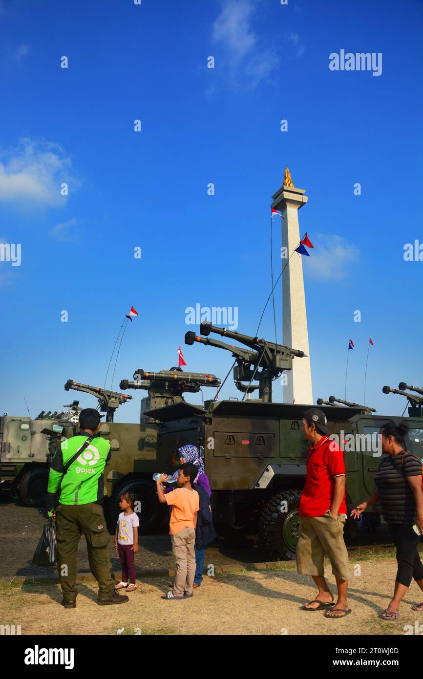 Défilé de véhicules de combat de l ' armée indonésienne au Monument national de Jakarta, en présence du peuple indonésien. Banque D'Images