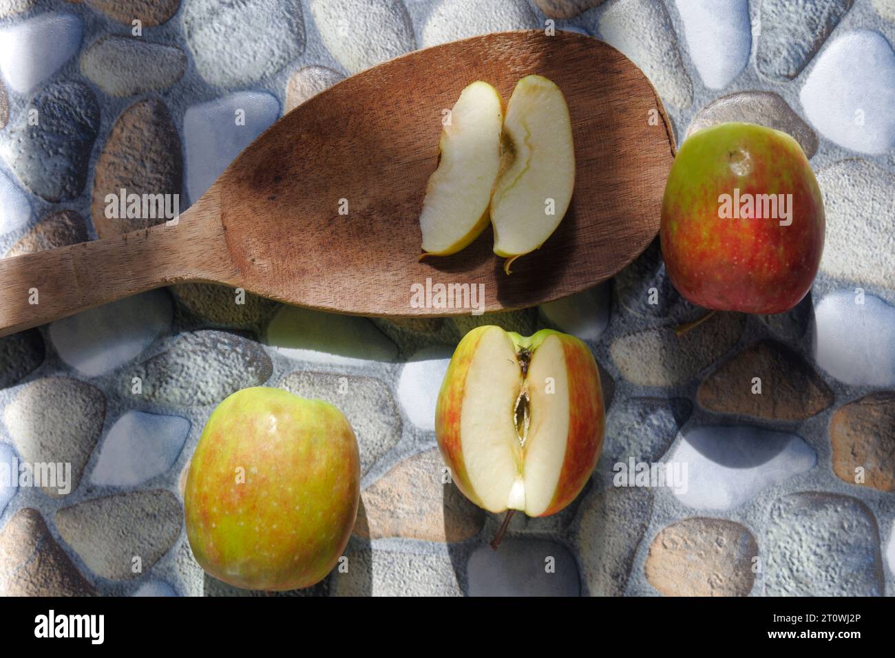 photos de pommes dans différents styles, certaines sont encore intactes, certaines sont taillées avec un fond de pierre Banque D'Images