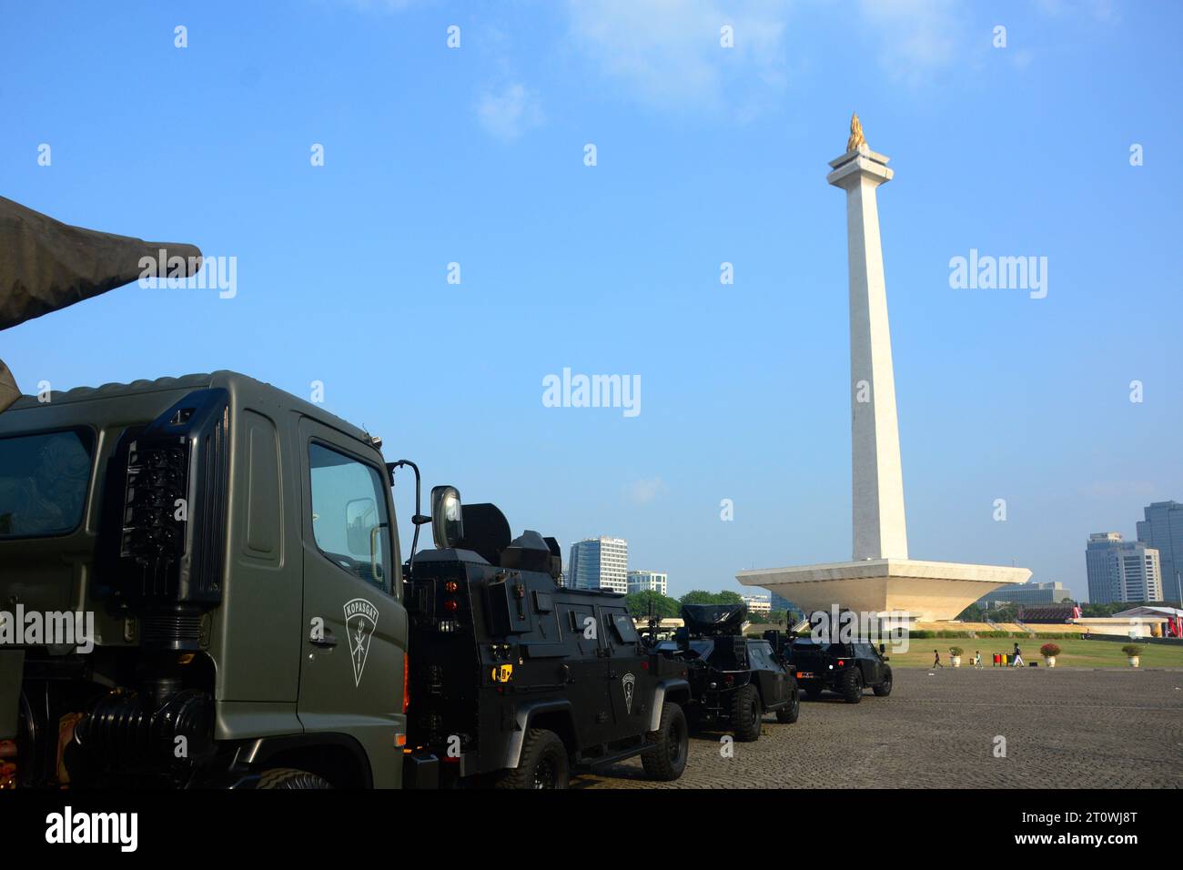 Défilé de véhicules de combat de l ' armée indonésienne au Monument national de Jakarta, en présence du peuple indonésien. Banque D'Images