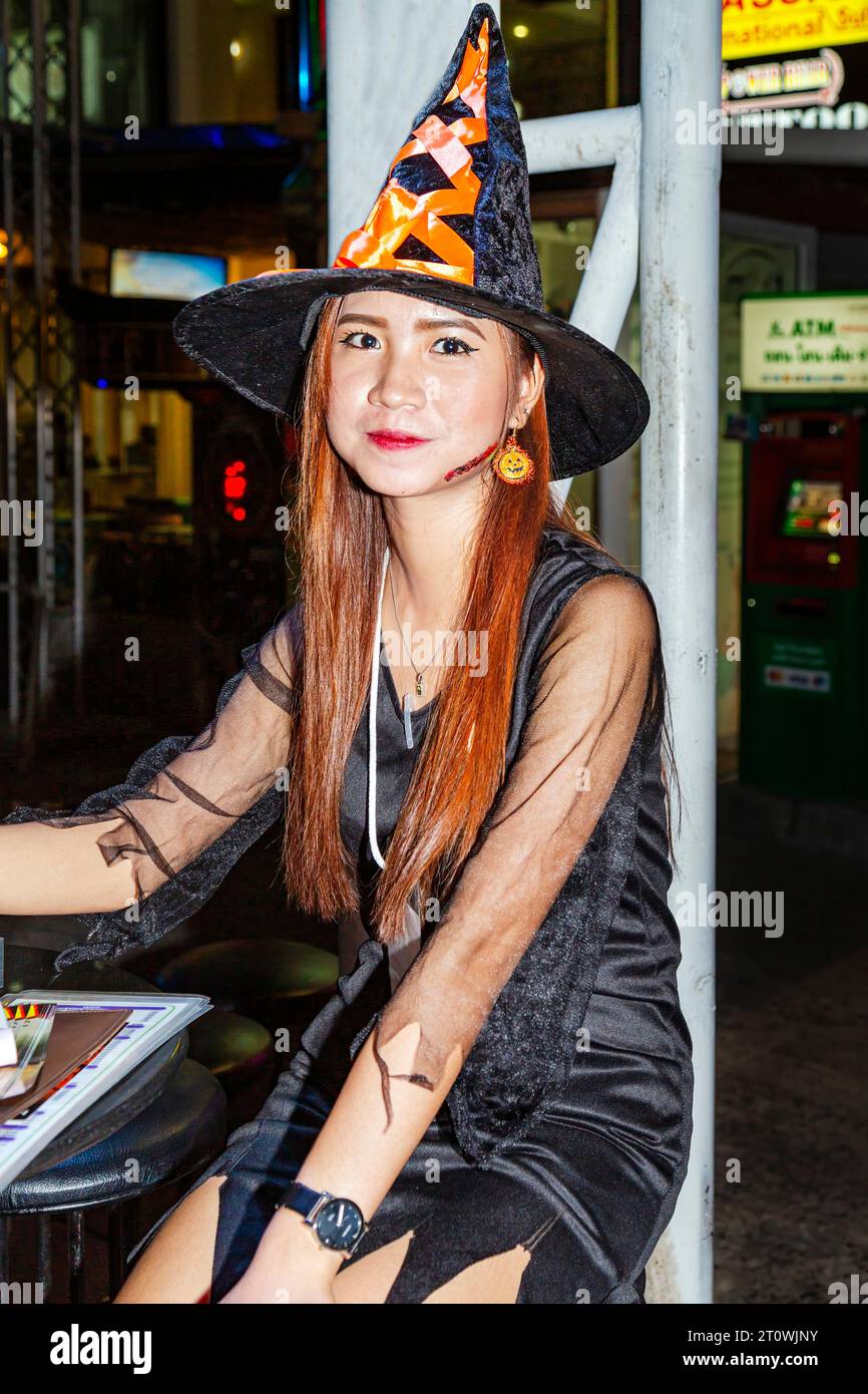 Hôtesse de bar thaï en robe de fantaisie le soir d'Halloween, Ko Samui, Thaïlande Banque D'Images
