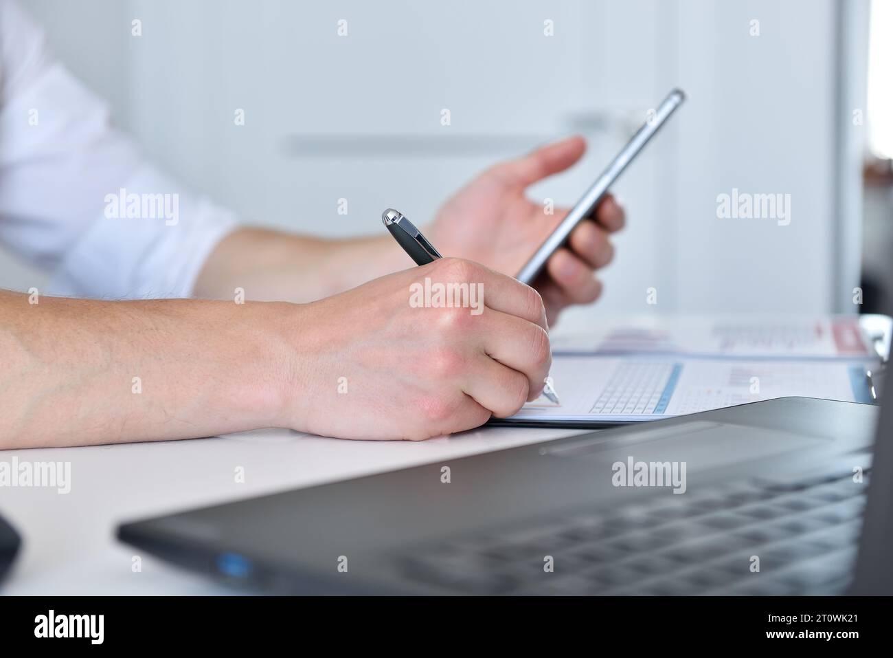 Homme d'affaires avec smartphone analysant les données et vérifiant le plan d'affaires. Investissement et concept financier. Banque D'Images