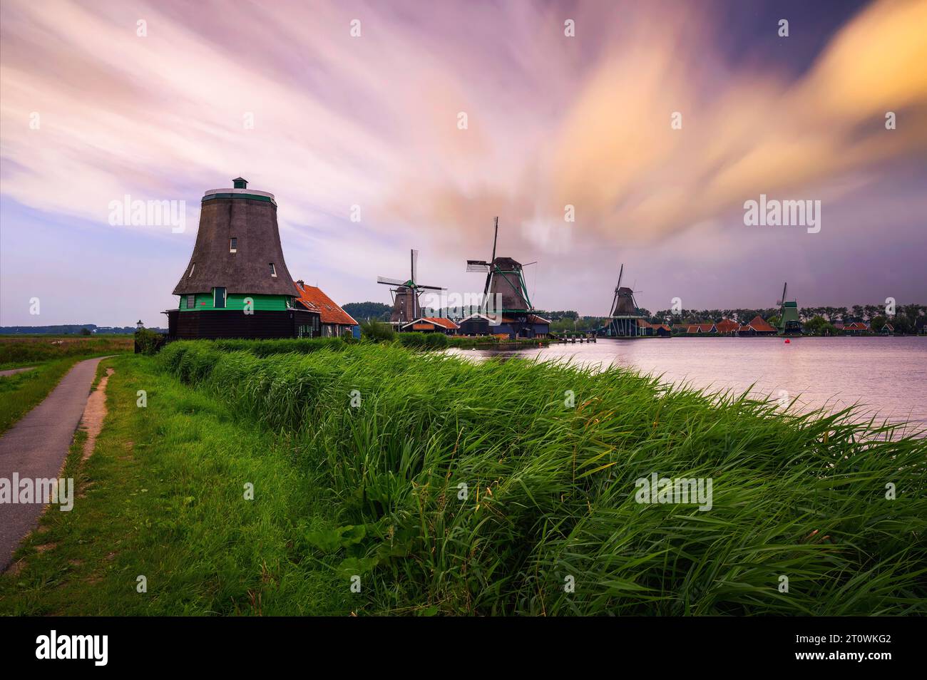 Coucher du soleil au-dessus des maisons et moulins à vent de Zaanse Schans aux Pays-Bas Banque D'Images