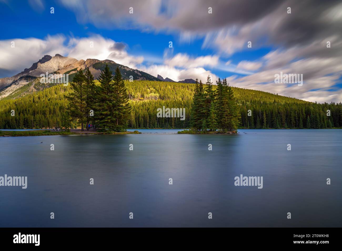 Two Jack Lake dans le parc national Banff, Canada Banque D'Images