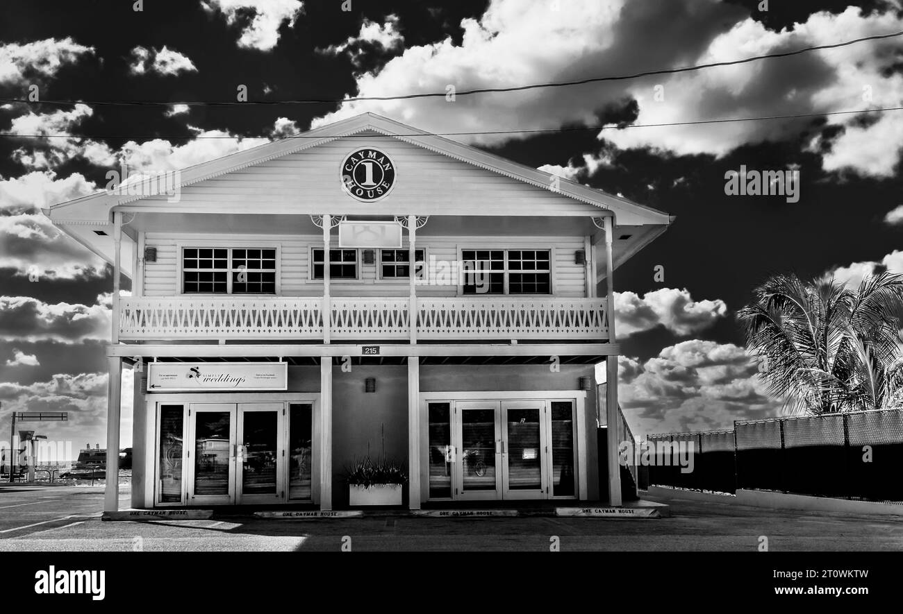 Grand Cayman, Îles Caïmans, 24 novembre 2017, 'One Cayman House' maison de style caribéen de deux étages à George Town Banque D'Images