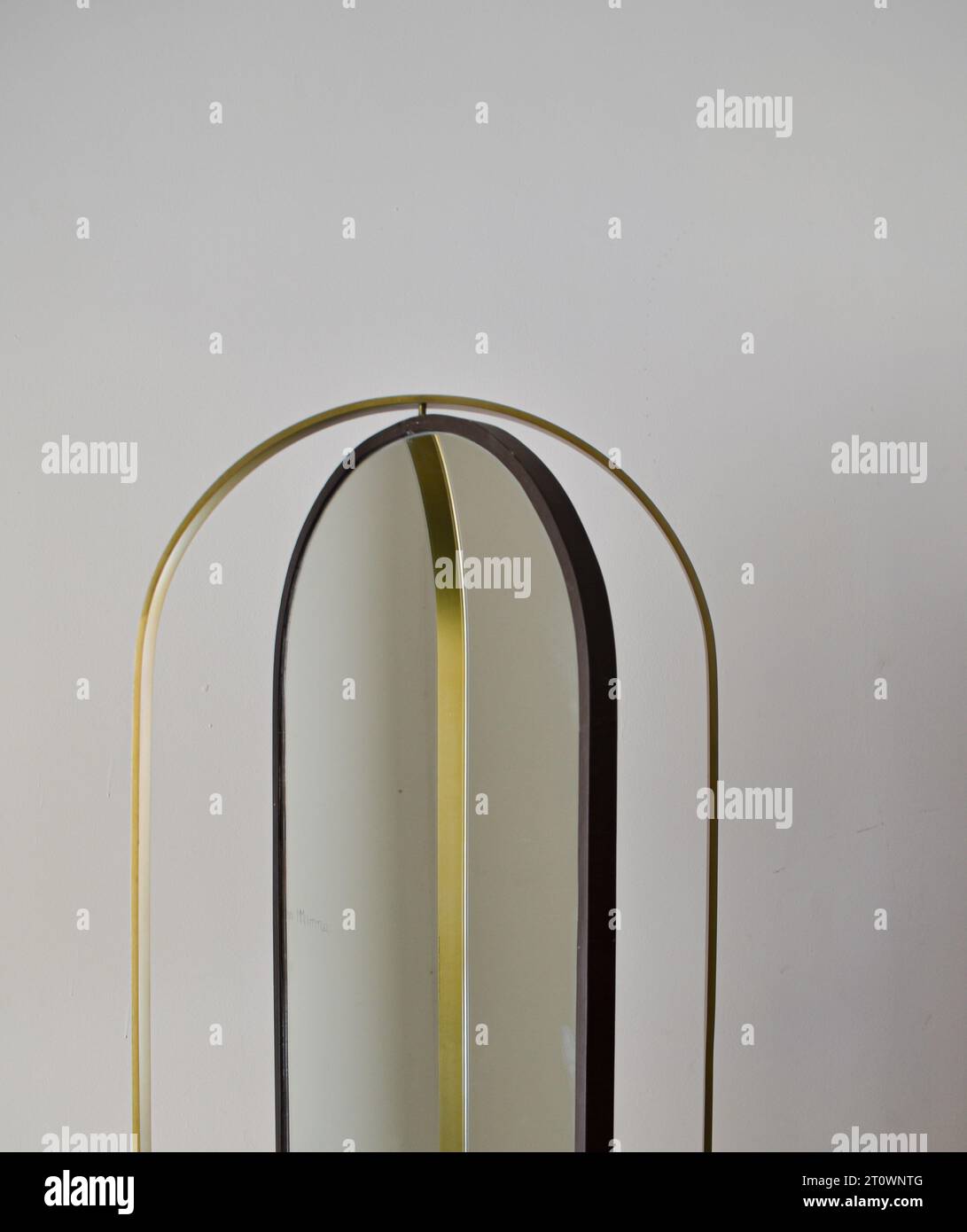 Un miroir à cadre métallique minimal sur un pivot Banque D'Images