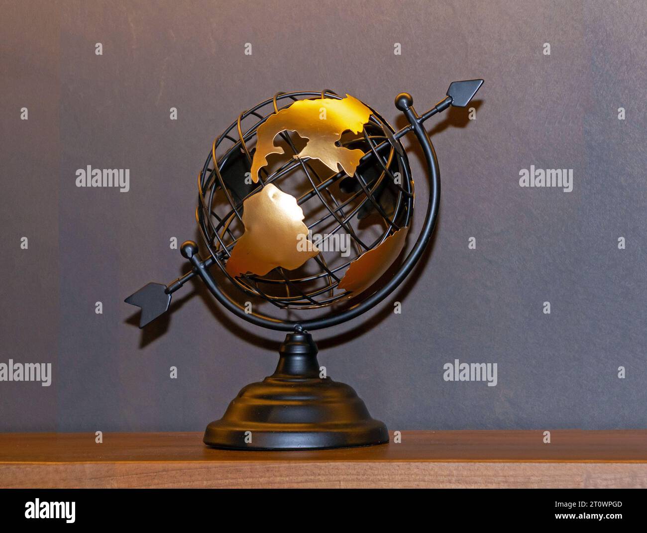 Globe métallique décoratif à l'intérieur moderne sur une étagère Banque D'Images